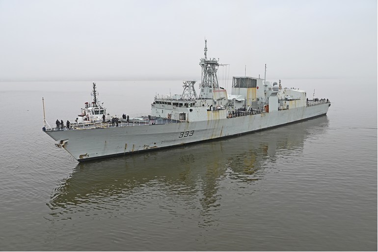 HMCS Toronto arrives at Davie Shipbuilding for major docking work period